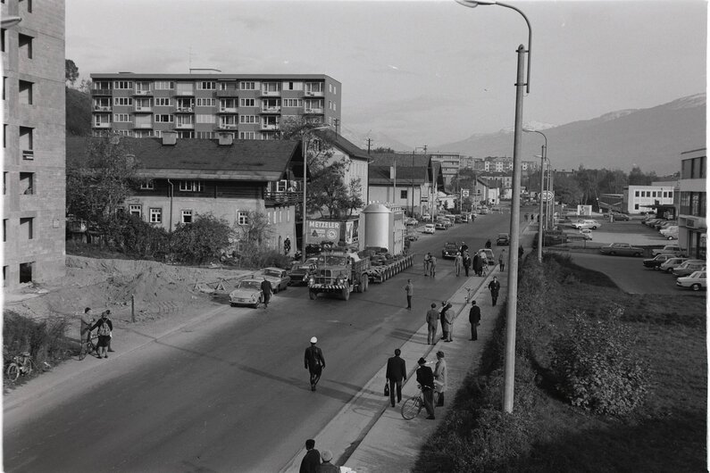 Das Bild zeigt die Höttinger Au vor vielen Jahrzehnten, dort wo damals und heute das Firmengebäude steht.