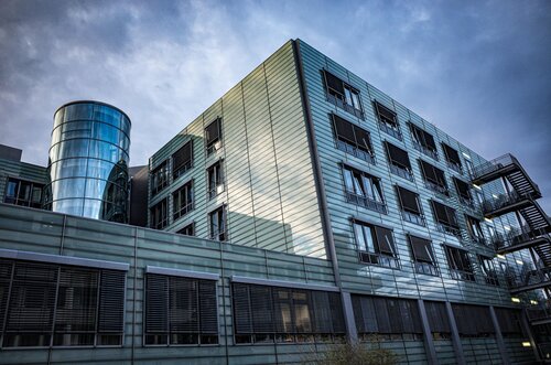 Das Bild zeigt eine Klinik von Außen. 