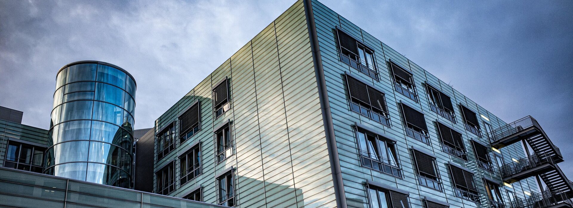 Das Bild zeigt eine Klinik von Außen. 