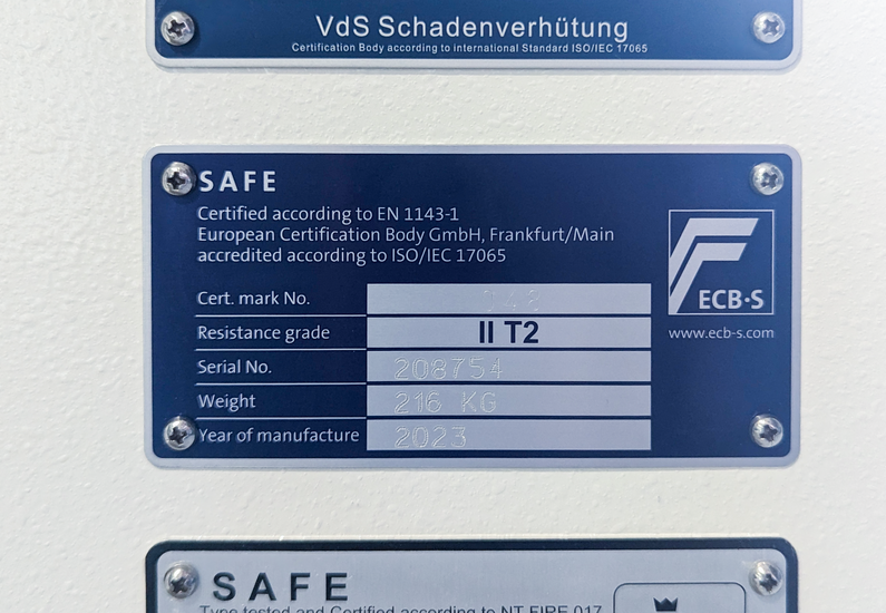 ICFS Ein Bild, dass die Plakette der Sicherheitsstufe eines Tresors darstellt.