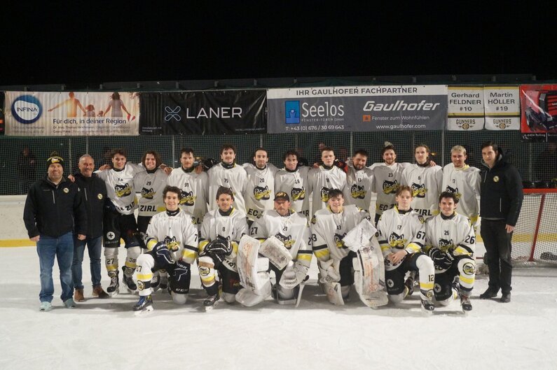 Ein Foto der Kampfmannschaft des Eishockeyvereins EC Gunners Zirl.