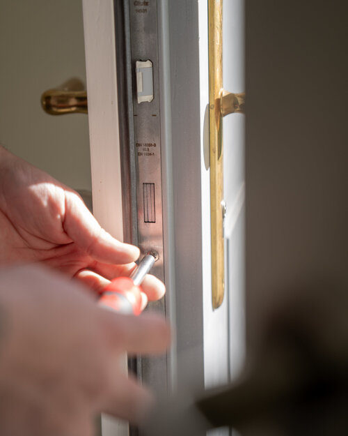 Das Bild stellt eine Schlossmontage bei einer SIcherheitstür dar.