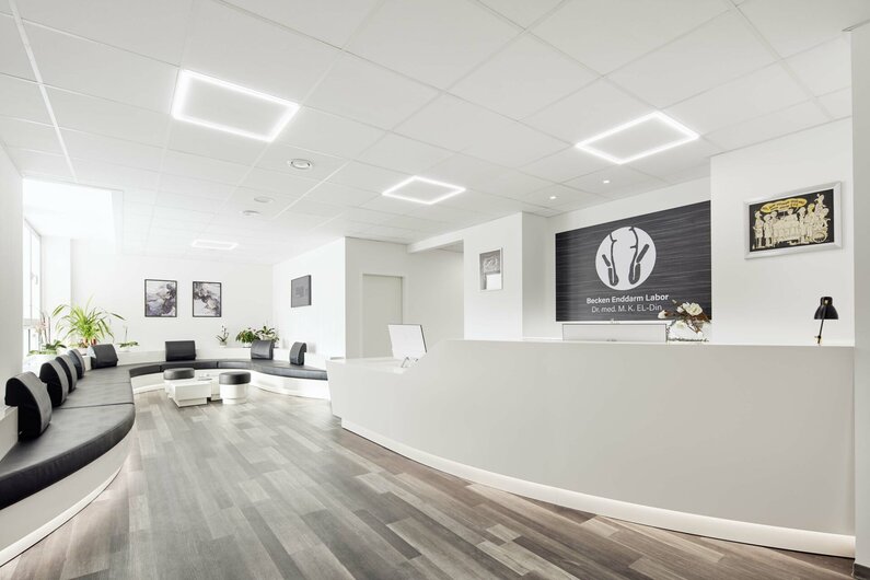 Dieses Bild zeigt eine Arztpraxis von innen. 