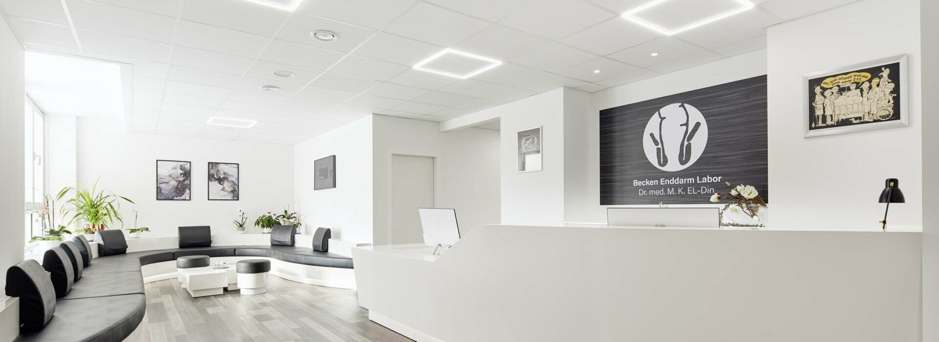 Dieses Bild zeigt eine Arztpraxis von innen. 