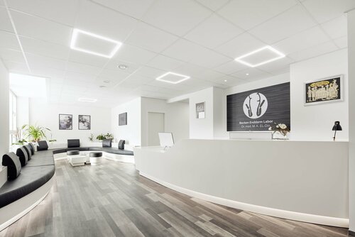 Dieses Bild zeigt eine Arztpraxis von innen. 