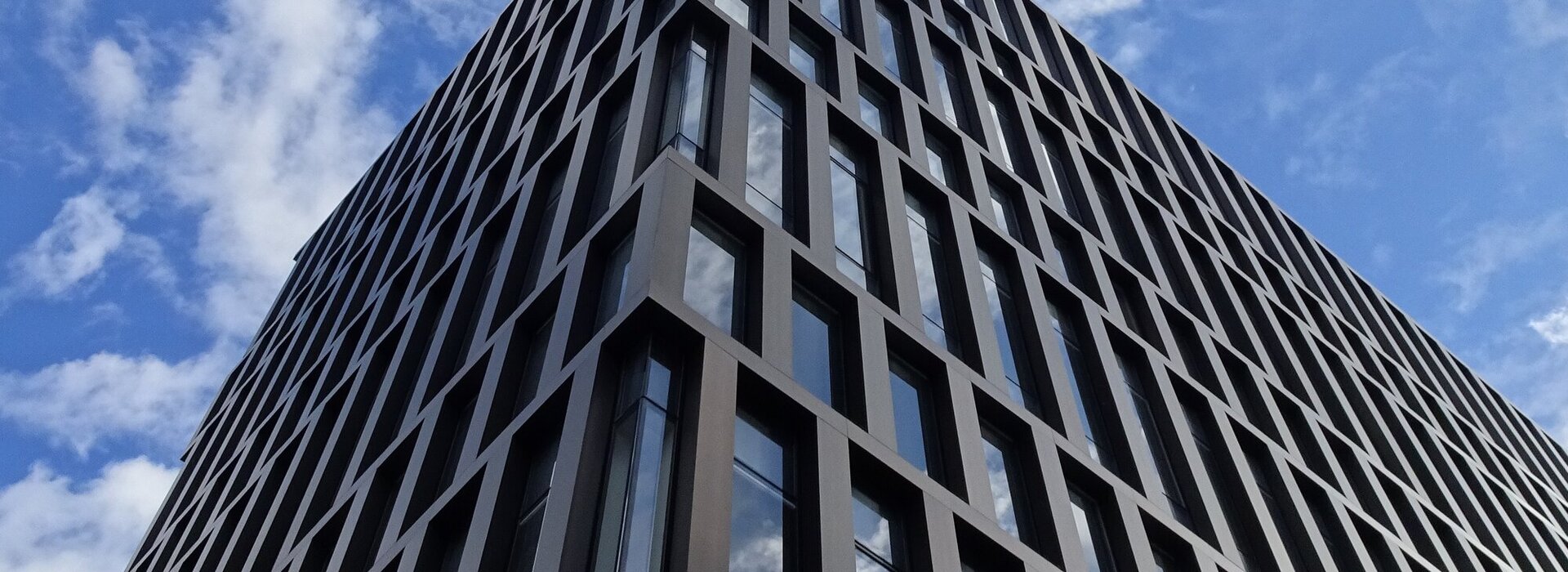 Das Bild zeigt ein Bürogebäude von Außen. 