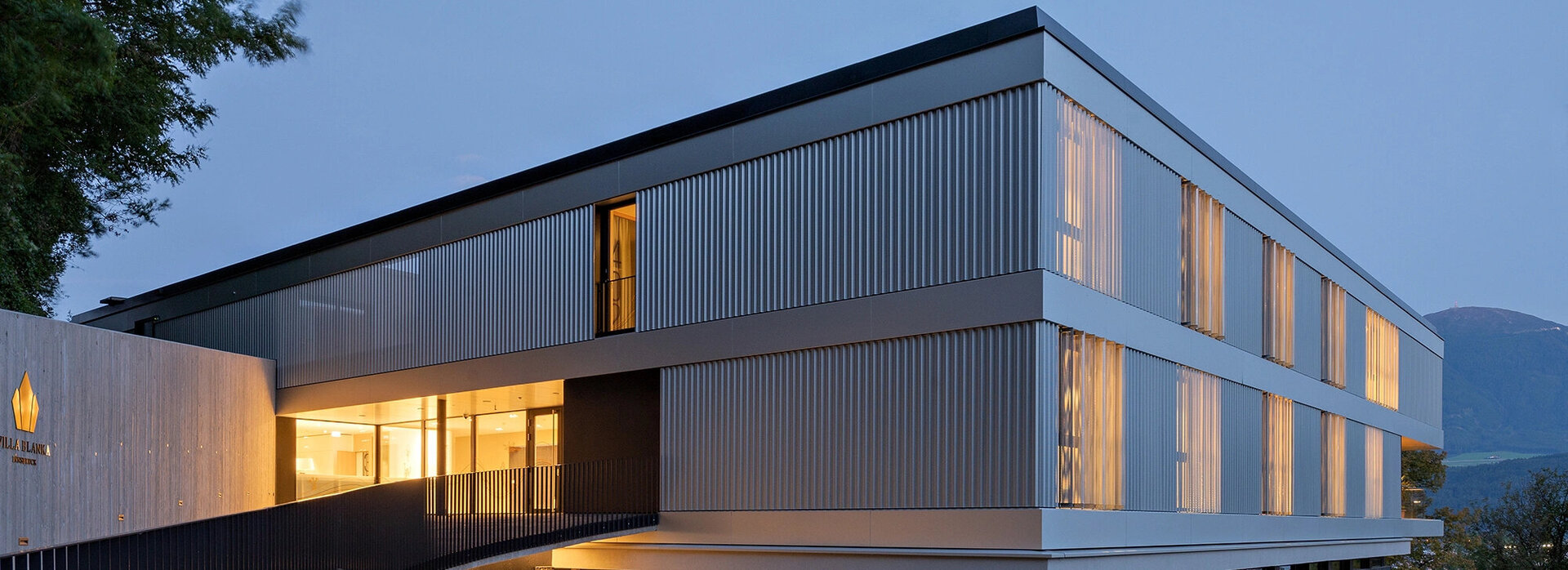 Das Bild zeigt die Schule Villa Blanka von hinten. 