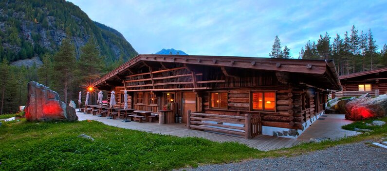 Das Bild zeigt den Alpengasthof am Feuerstein Längenfeld.