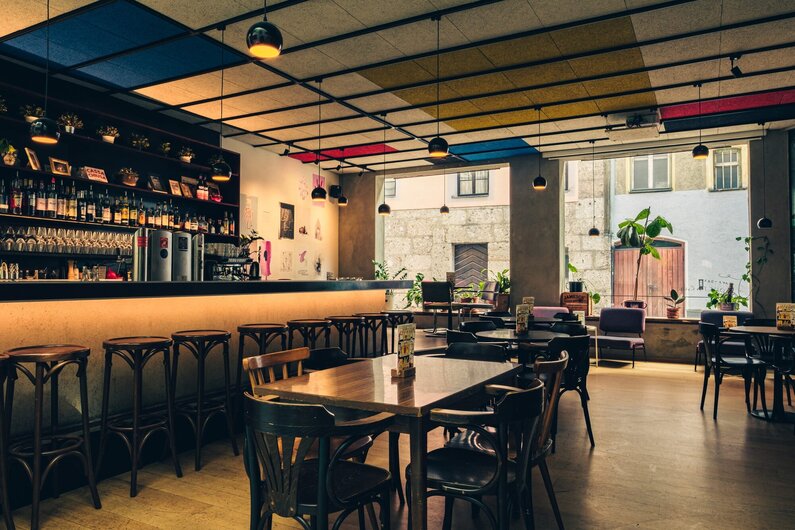 Das Bild zeigt eine generische Bar von innen.