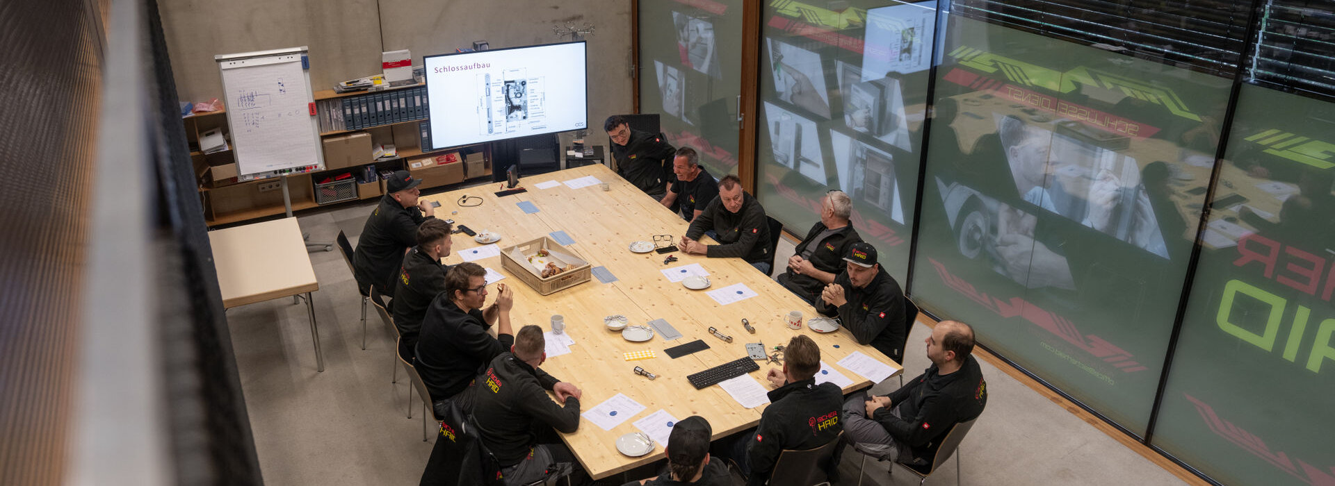 Ein Bild, das die Mitarbeiter der Firma Sicherhaid beim Besprechen darstellt