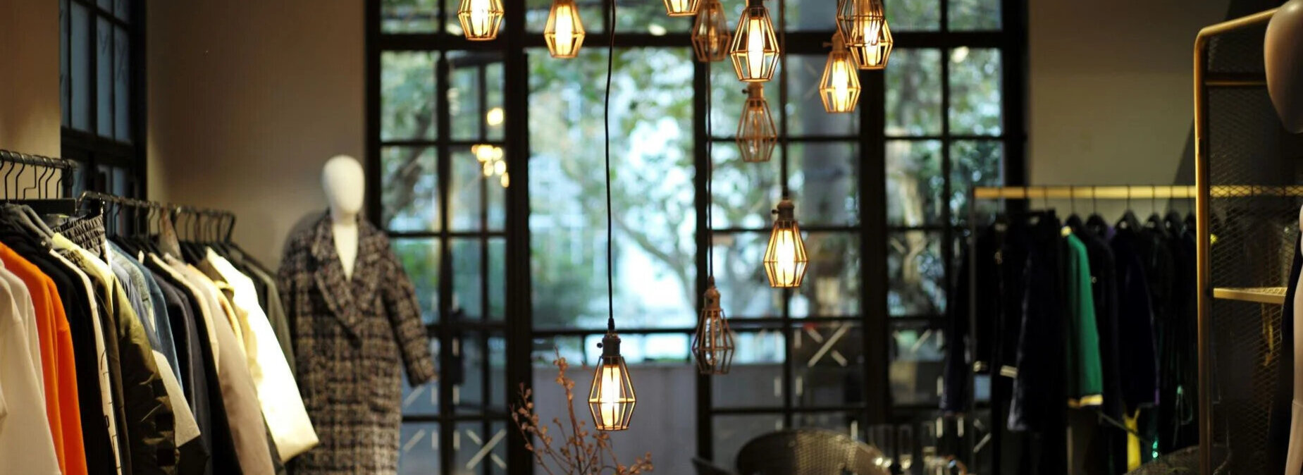 Das Bild zeigt eine Boutique von innen.