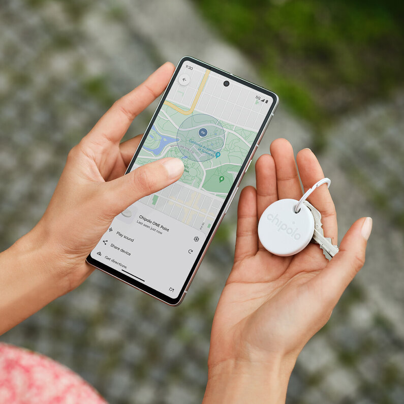 Chipolo Ein Bild, das ein Mobiltelefon mit der Verwendung von Chipolo zeigt.