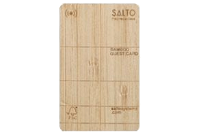 Das Bild zeigt eine RFID-Karte für eine Salto-Zutrittskontrolle in Bambusdesign.