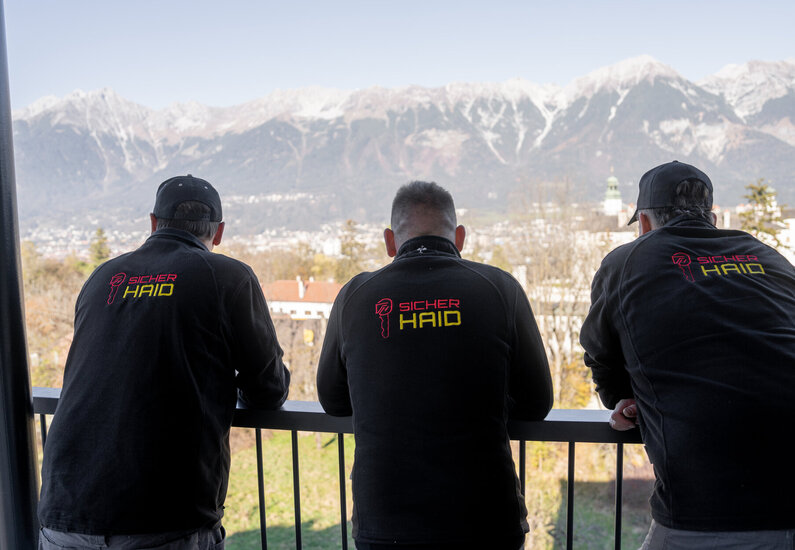 Ein Bild, das 3 Mitarbeiter beim Arbeiten zeigt.