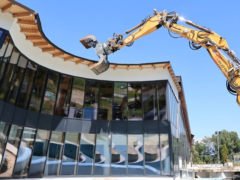 Das Bild zeigt den Außenbereich des Freizeitzentrum Axams, das gerade umgebaut wird.