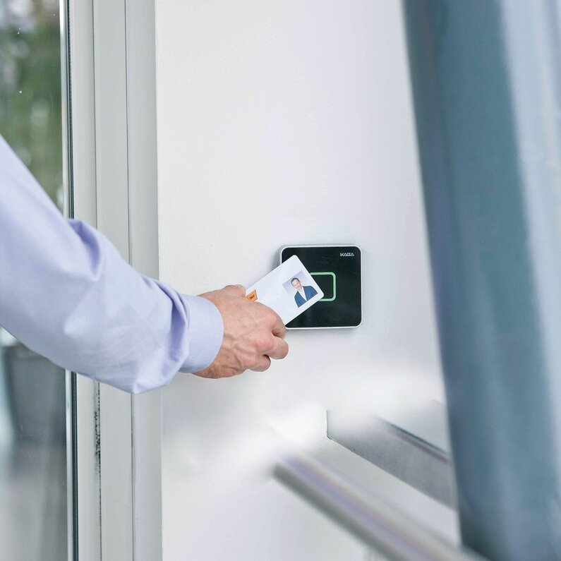 Das Bild zeigt eine Person beim Verwenden eines Zutrittsystems von Dormakaba.