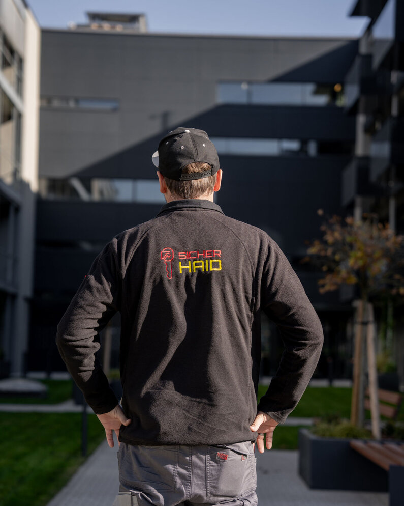 Ein Bild, dass einen Mitarbeiter vor einem Bauprojekt darstellt.