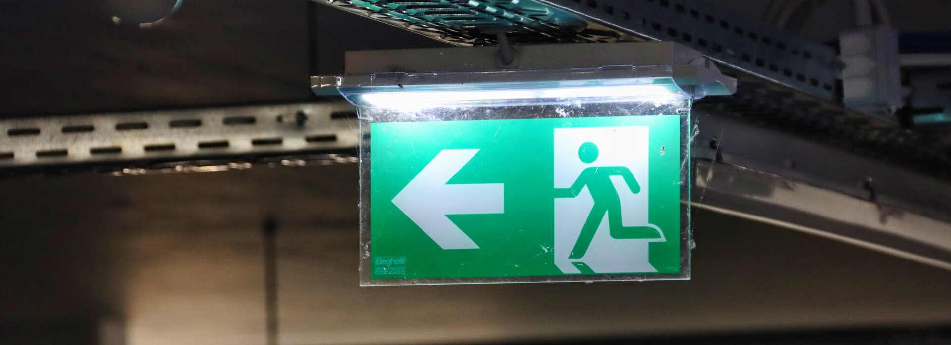 Das Bild stell ein Fluchtwegschild dar in einer häuslichen Umgebung.