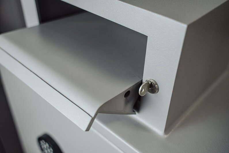 Das Bild zeigt einen Einwurftresor von Wertheim.