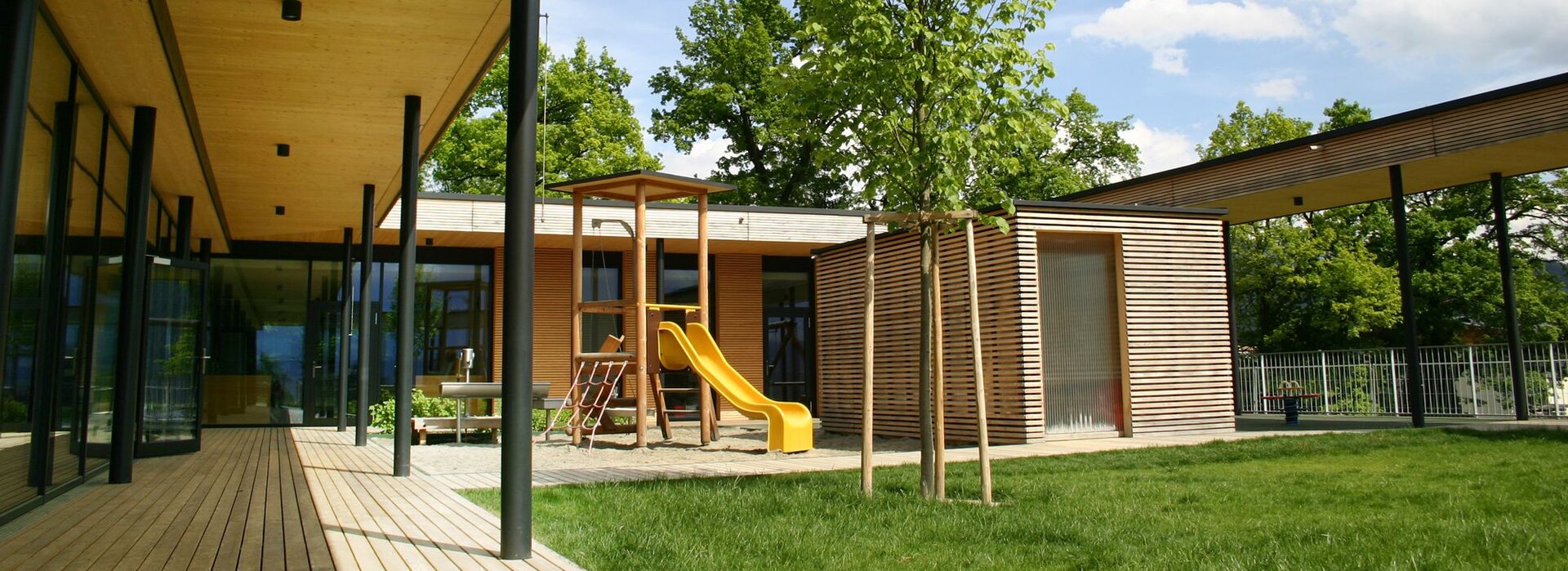 Das Bild zeigt den Innenhof vom Kindergarten in Kranebitten.