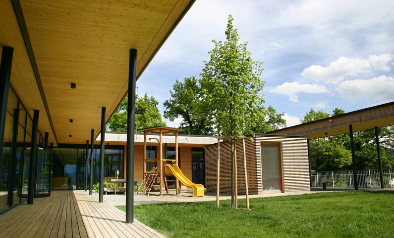 Das Bild zeigt den Innenhof vom Kindergarten in Kranebitten.