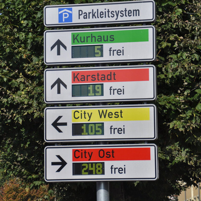 Das Bild zeigt ein Parkleitsystem in Form von mehreren elektronischen Schildern.