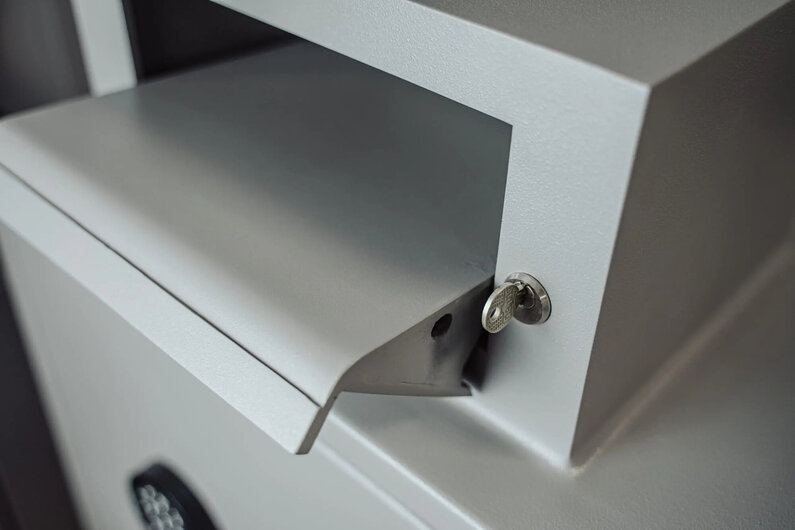 Das Bild stellt das rodukt LBE150 von Wertheim dar, dabei handelt es sich um eine Einwurfvorrichtung für einen Tresor.