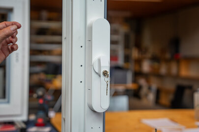 Das Bild stellt eine Balkontürsicherung dar.