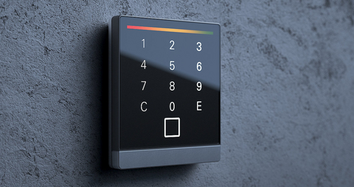 Das Bild zeigt ein modernes Zutrittskontrollsystem mit Zahlentastatur und Fingerabdrucksensor.