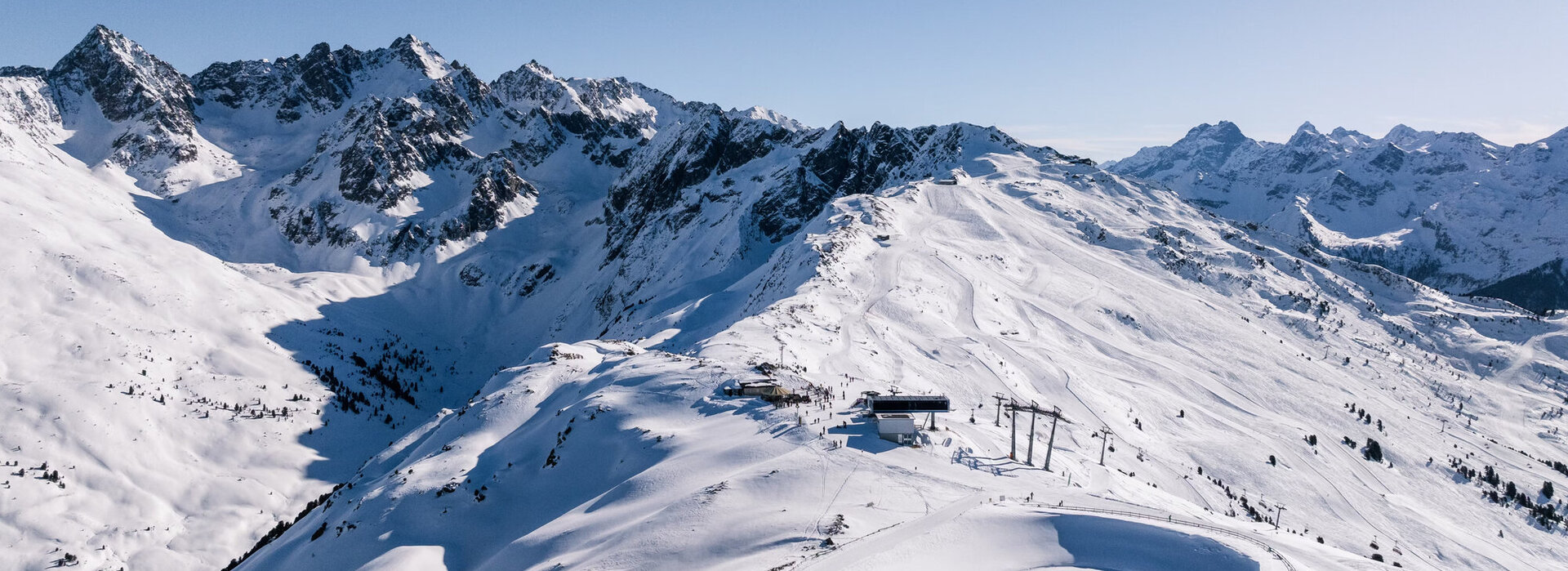 Das Bild zeigt das Skigebiet Hochzeiger Pitztal in der Vogelperspektive.