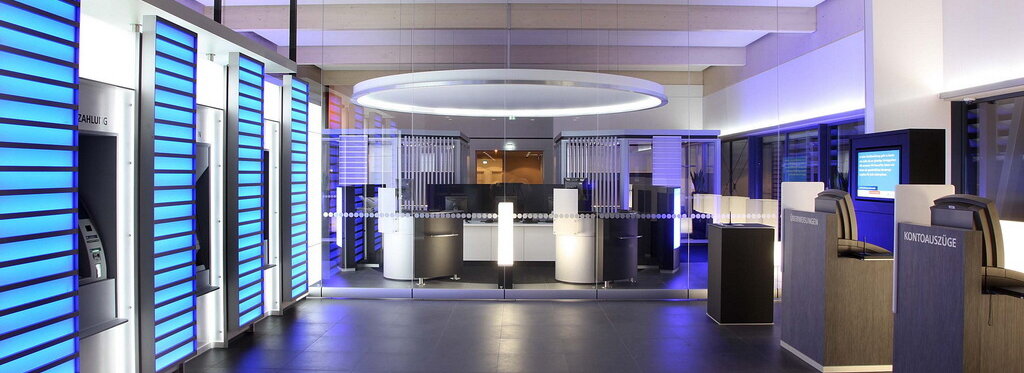 Das Bild zeigt eine Bank von Innen, mit Schaltern etc. 