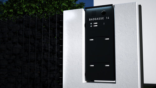 Das Bild zeigt einen verschließbaren Briefkasten mit digitalem Zahlenschloss an einer Hauswand.