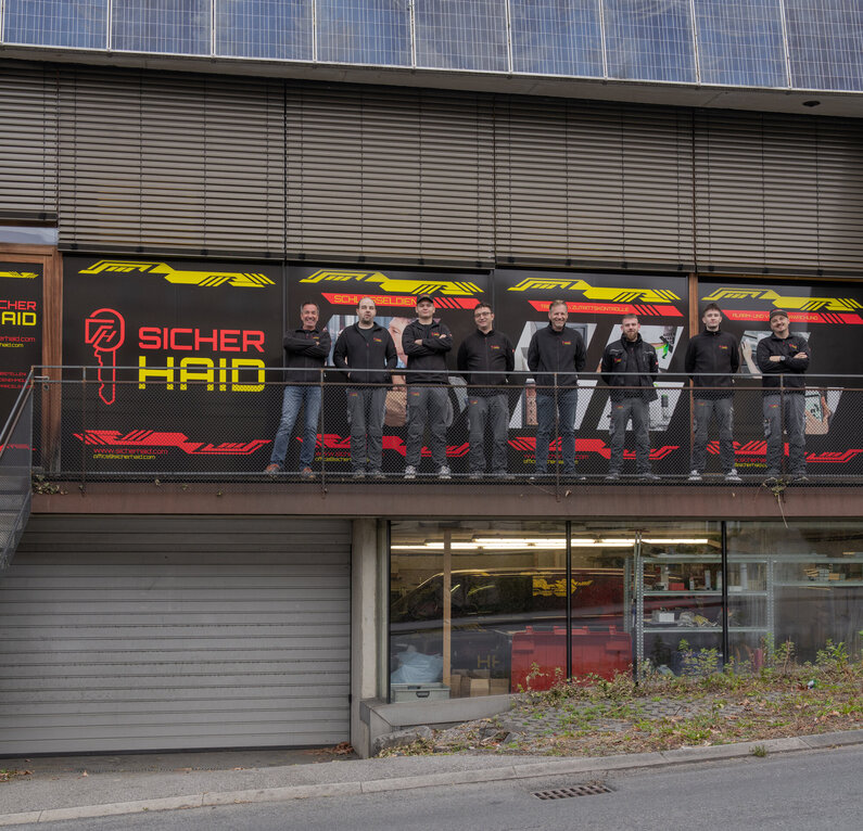Das Bild zeigt den Geschäftsführer Markus Haid und ein paar Mitarbeiter von Sicherhaid.