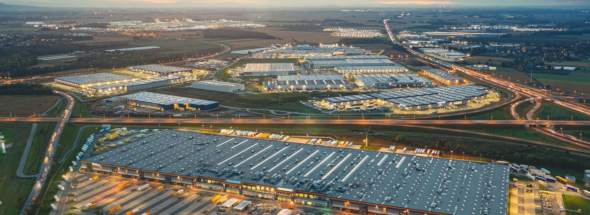 Das Bild zeigt ein Industriegebiet aus der Vogelperspektive.