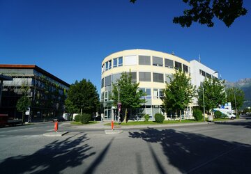 Das Bild zeigt den Businesspark Innsbruck von Außen.
