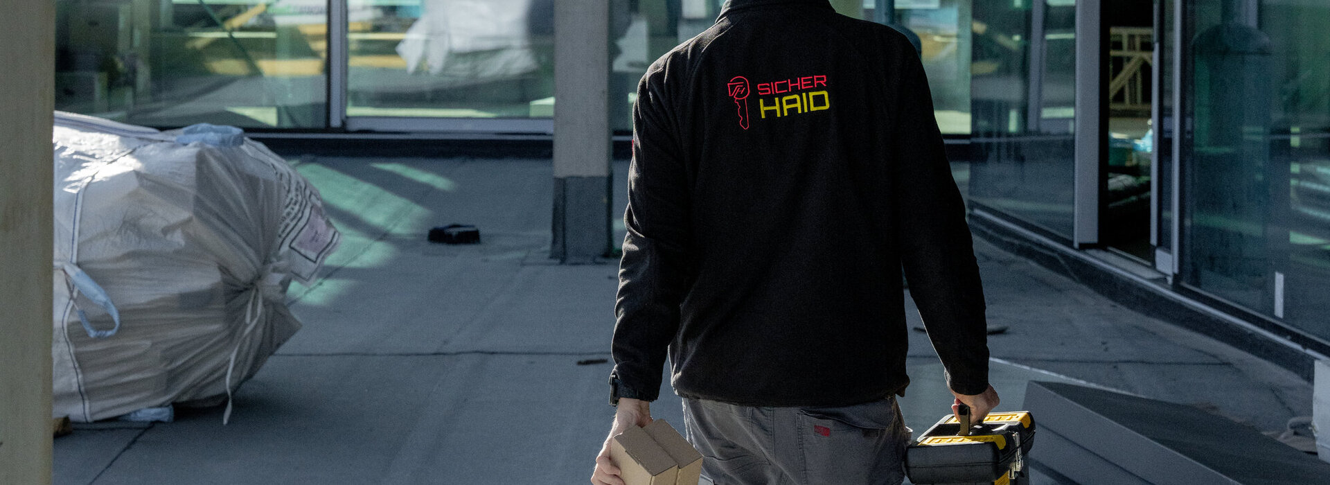 Das Bild zeigt einen Mitarbeiter von Sicherhaid beim Arbeiten.