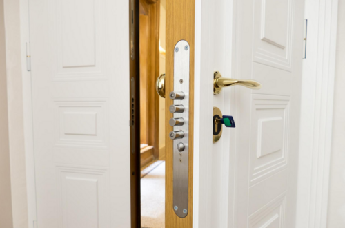 Das Bild zeigt eine Sicherheitstür, die leicht geöffnet ist, mit verstärktem Türrahmen.