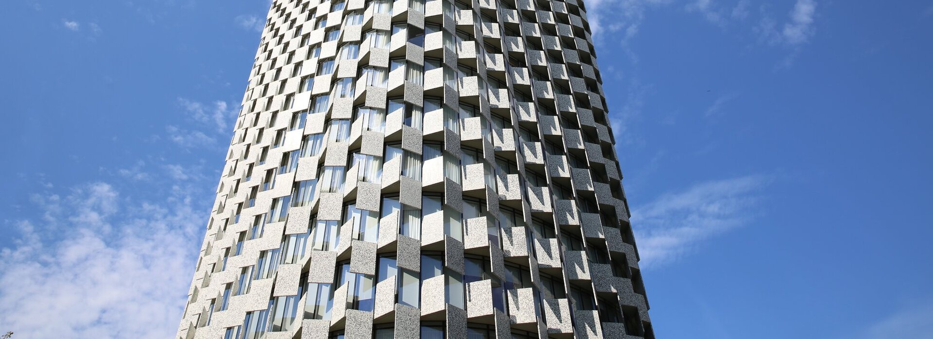 Das Bild zeigt ein Hotel von unten.