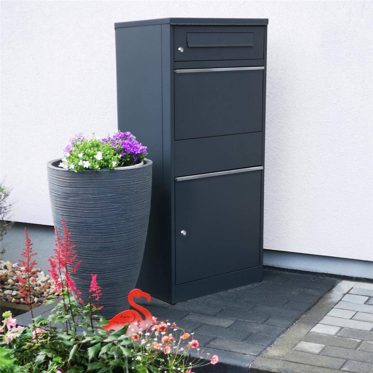 Das Bild zeigt einen Metzler Briefkasten in einer häuslichen Umgebung, Briefkastenfarbe RAL 7016.